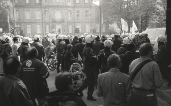 Foto: Polizei strmt Maikundgebung