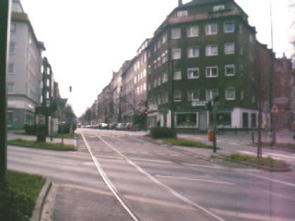  Bild: Kreuzung Friedrichstr. / Färberstr. / Merowingerstr. / Brunnenstr. / Aachener Str. / Burghofstr. / Elisabethstr., Richtung SüdenSüdwesten 