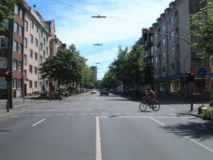  Bild: Kreuzung Merowingerstr. / Suitbertusstr., Richtung Süden 