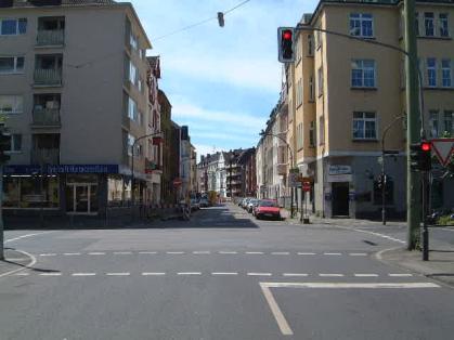  Bild: Kreuzung Merowingerstr. / Suitbertusstr., Richtung Westen 